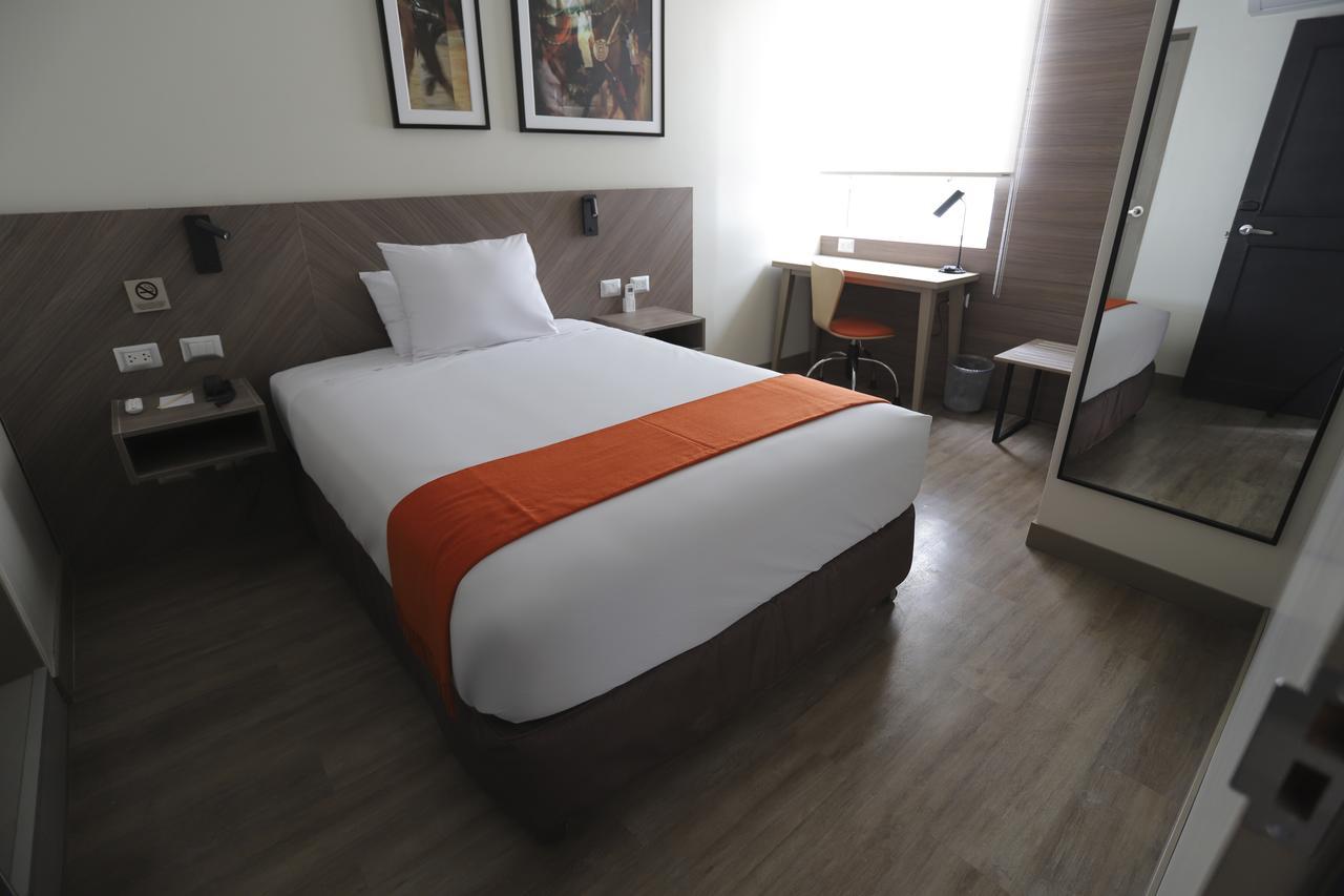 Casa Andina Standard Trujillo Plaza Hotel Екстериор снимка
