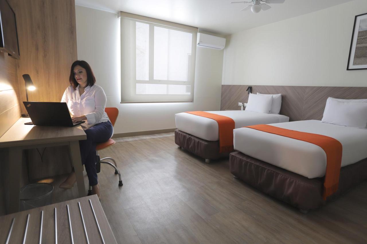 Casa Andina Standard Trujillo Plaza Hotel Екстериор снимка