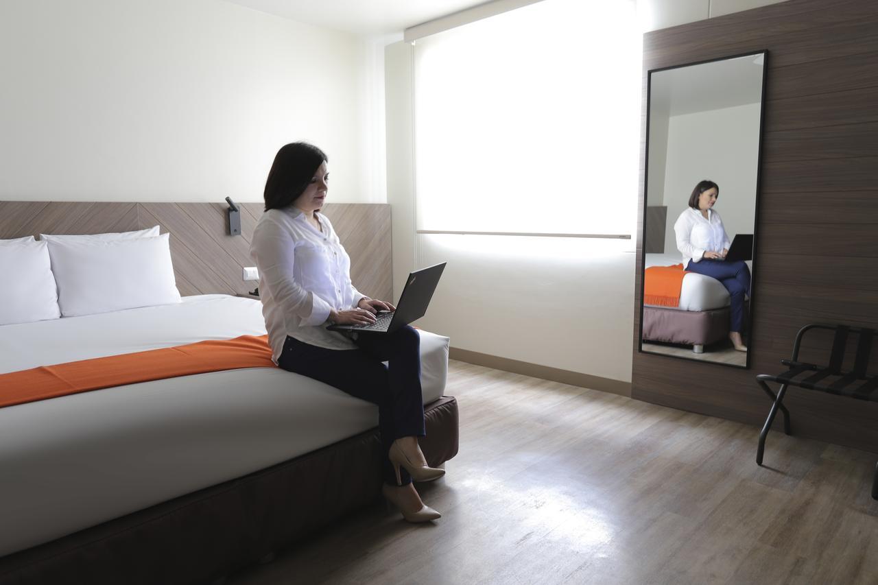 Casa Andina Standard Trujillo Plaza Hotel Екстериор снимка