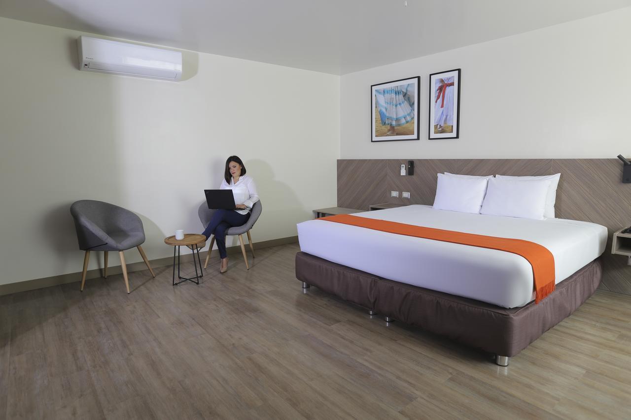 Casa Andina Standard Trujillo Plaza Hotel Екстериор снимка