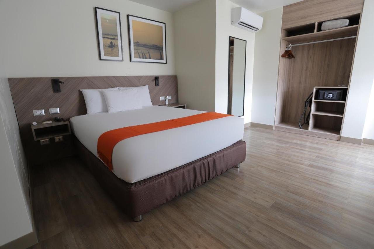 Casa Andina Standard Trujillo Plaza Hotel Екстериор снимка